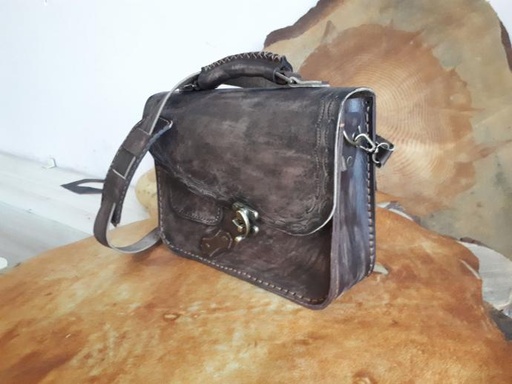 Siyah evrak çantası